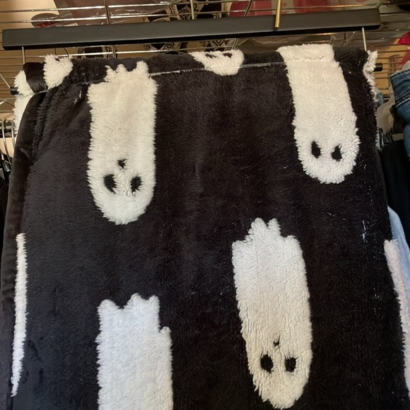 🖤👻VIRAL TikTok Ghostie sherpa throw blanket SO SOFT & COZY sherpa NWT - Picture 6 of 7